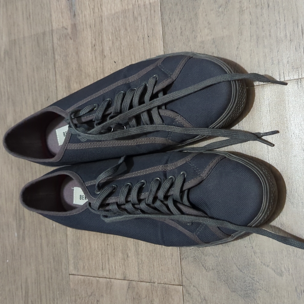 Dark blue size 7 Ben Sherman sneakers